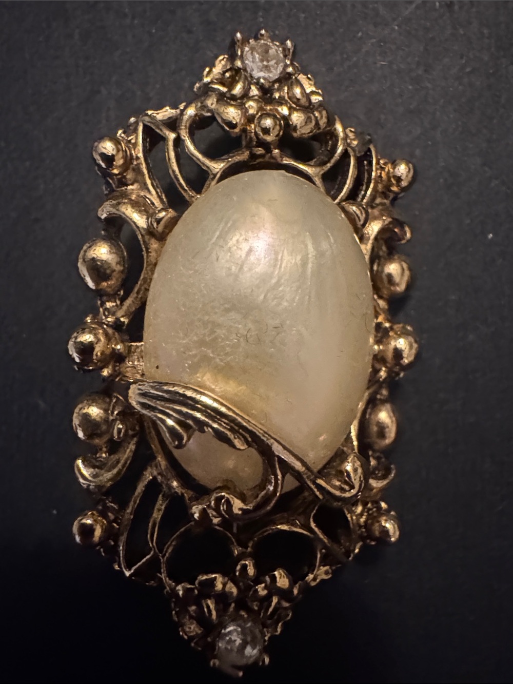 Vintage 1960s era Gold-Tone Oval Cream Cabochon Statement Brooch - Unbranded